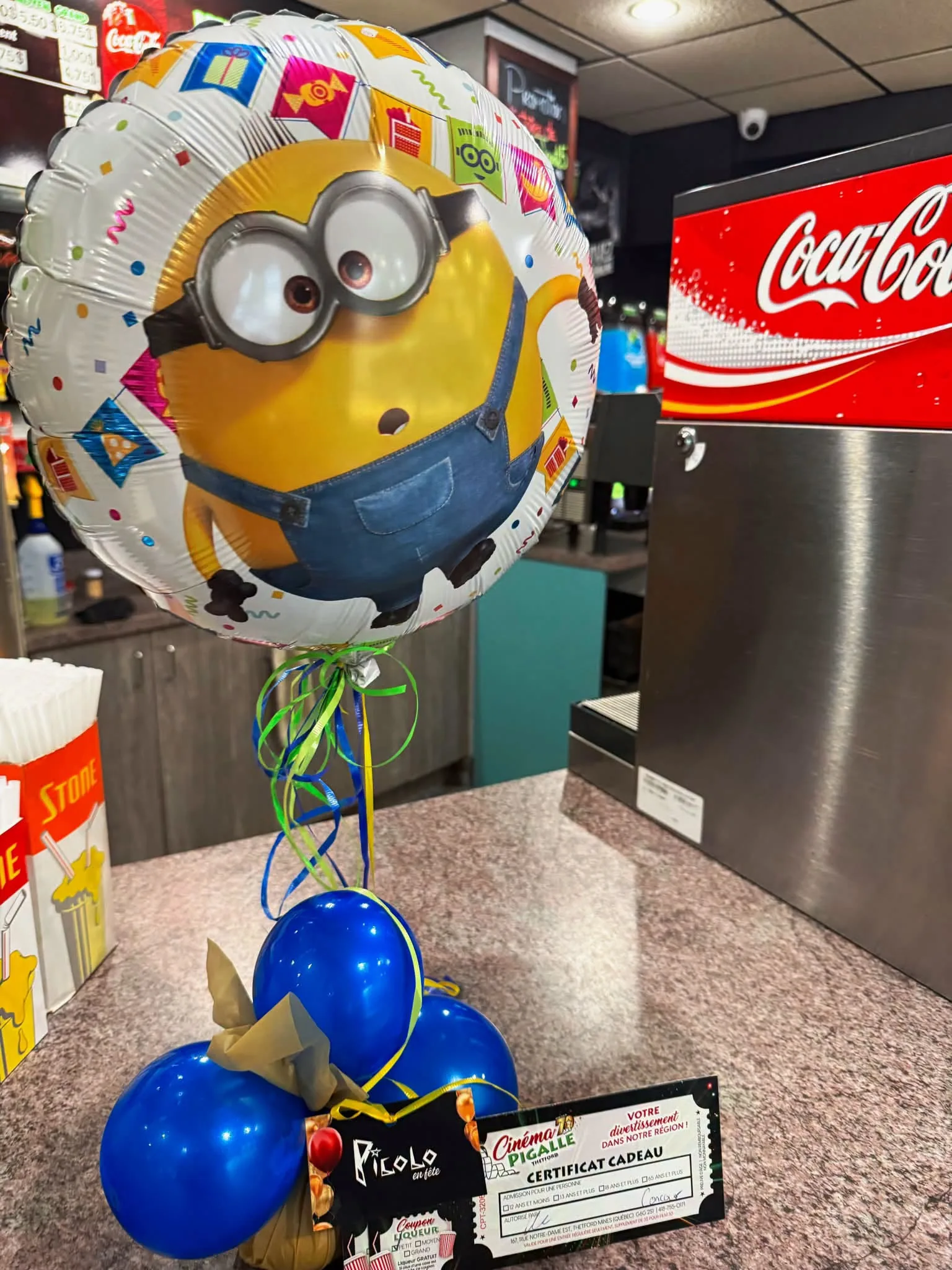 Comptoir du Cinéma Pigalle : ballons de fête, certificat-cadeau et rafraîchissements